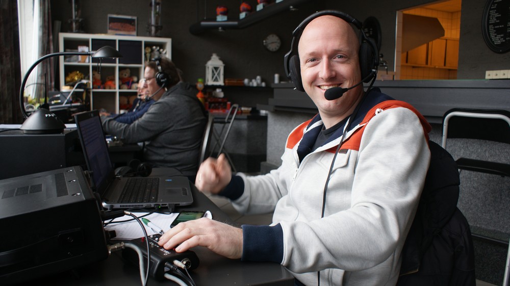 Jeroen PD1JSH op 40m. Hij kijkt blij dus hij heeft net een verbinding gemaakt.